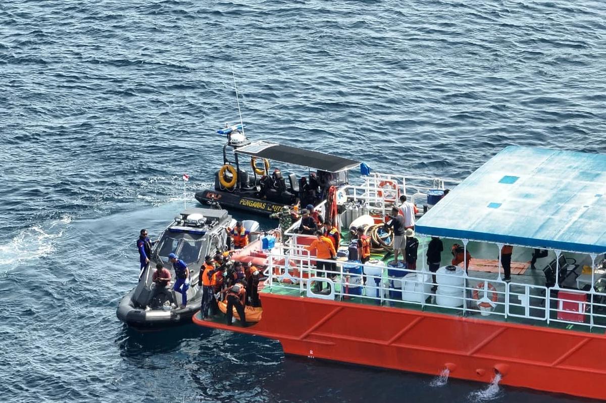 FOTO: Tim SAR Temukan Jenazah WNA Spanyol Korban Kecelakaan Laut di Labuan Bajo