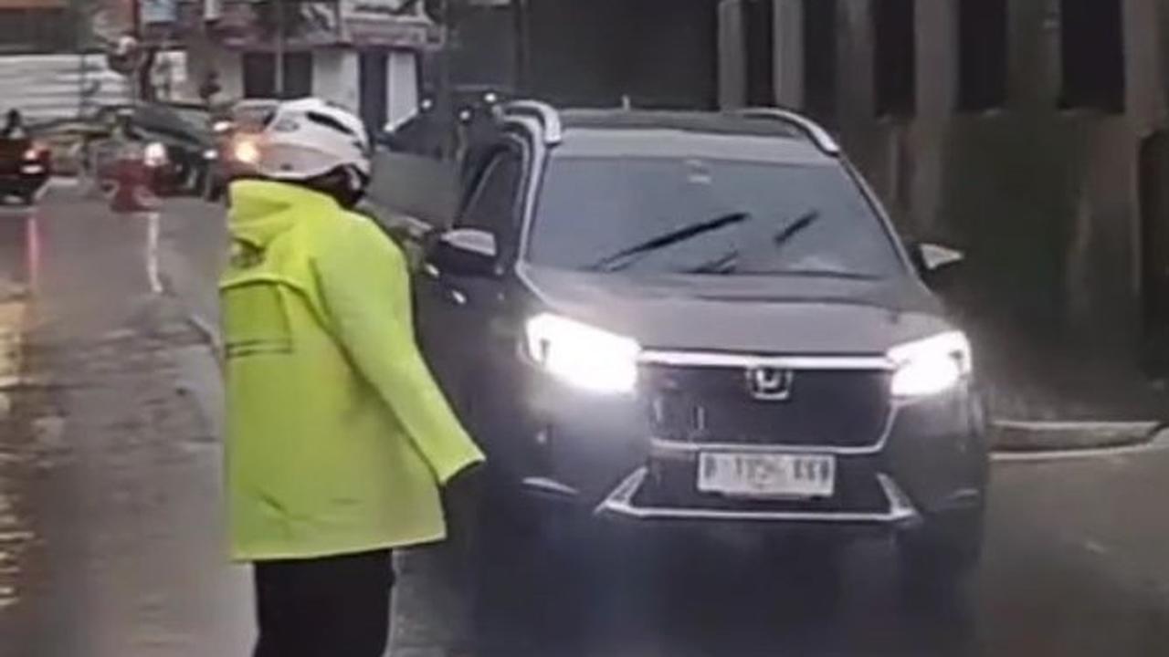 Jualan Bubur Ayam usai Pulang Bertugas, Sosok Anggota Polisi Ini Curi Perhatian