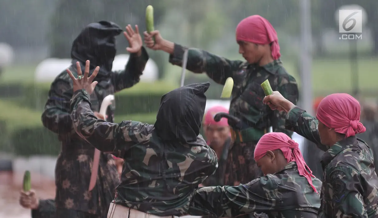 Prajurit TNI saat melakukan atraksi di Mabes TNI Cilangkap, Jakarta, Kamis (3/5). Berbagai atraksi prajurit TNI ditampilkan untuk menghibur kedatangan Presiden Jokowi dan Sultan Brunei, Hassanal Bolkiah. (Merdeka.com/Iqbal S. Nugroho)
