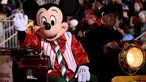 Karakter Mickey Mouse menaiki mobil saat mengikuti Parade Natal Hollywood ke-85 di Los Angeles, California, AS (27/11). Parade ini dirayakan tiap tahunnya untuk menyambut datangnya Hari Raya Natal. (Reuters/Phil McCarten)