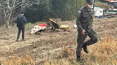 Puing-puing pesawat latih KT-1 Angkatan Udara Korea Selatan terlihat di sebuah lapangan di Sacheon, Korea Selatan, Jumat (1/4/2022). Dua pesawat angkatan udara Korea Selatan bertabrakan di udara selama pelatihan dan jatuh di dekat pangkalan mereka, menewaskan empat pilot. (Kim Dong-min/Yonhap via AP