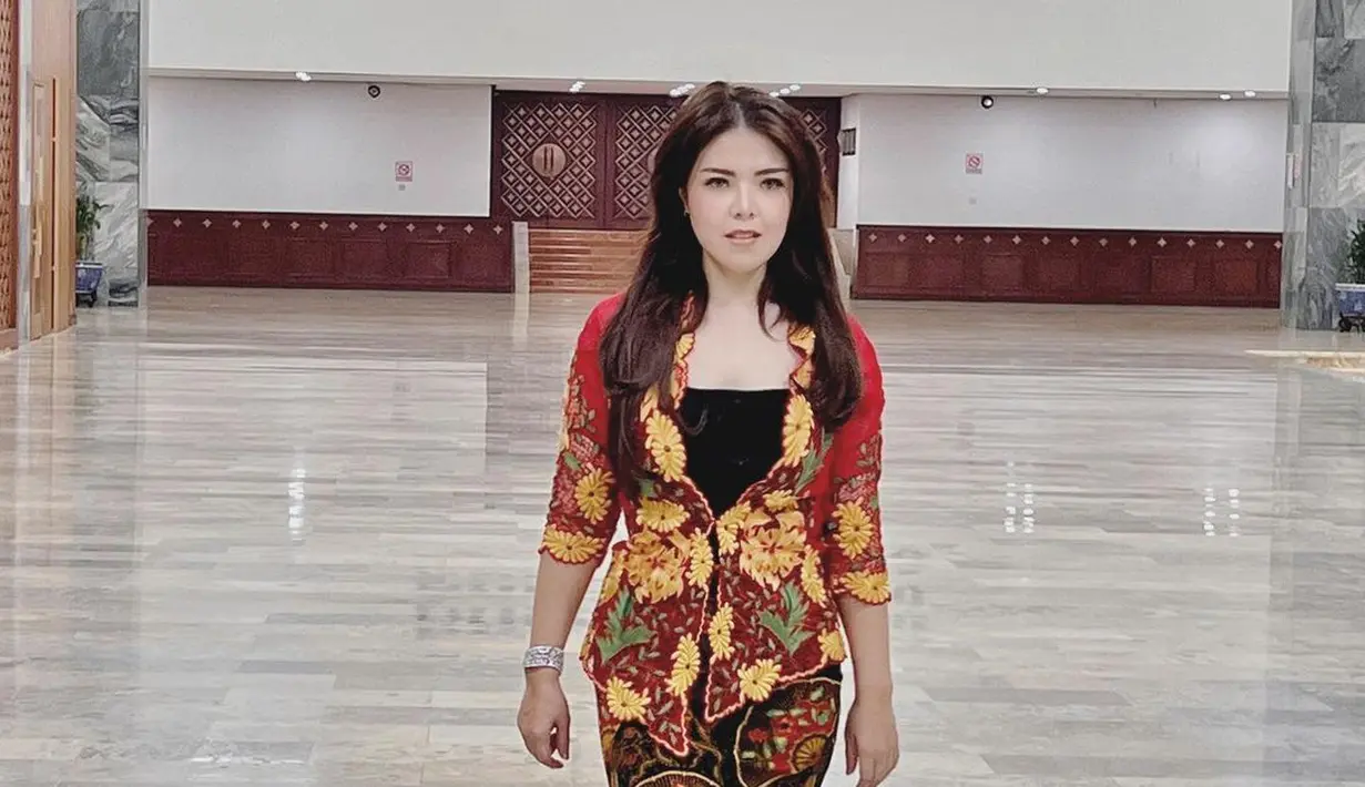 Terlihat lebih elegan, Tina Toon kenakan kebaya sebagai outer yang kekinian. Berpadu dengan midi skirt batik. [@tinatoon101]