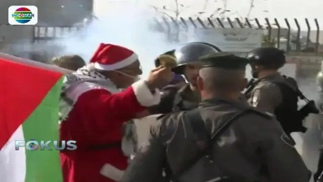 Sejumlah pria berpakaian Santa Claus lakukan aksi memprotes kebijakan sepihak Trump yang menyatakan Yerusalem sebagai Ibu Kota Israel.