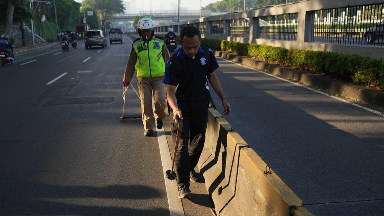 Aksi Tim Saber bersihkan paku di jalanan Jakarta