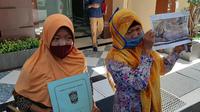 Polda Jawa Timur (Polda Jatim) memeriksa istri almarhum Salim Kancil, Tijah terkait kasus dugaan pencemaran nama baik pada Rabu, (12/8/2020). (Foto: Liputan6.com/Dian Kurniawan)