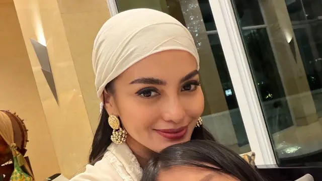 Gaya Stylish Ririn Ekawati Saat Bukber, Head Scarf Jadi Aksesori Modest yang Elegan