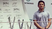 Rio mendapat kehormatan dalam rangkaian agenda Formula One Management (FOM) untuk memberikan  trofi podium juara GP3. (Instagram)