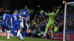 Chelsea langsung merespon ketertinggalannya melalui beberapa peluang. Di antaranya melalui Callum Hudson-Odoi pada menit ke-30 dimana sundulannya usai menerima umpan Hakim Ziyech masih menerpa mistar gawang Plymouth Argyle yang dikawal Michael Cooper. (AP/Matt Dunham)