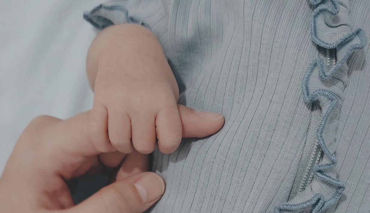 Wajahnya masih dirahasiakan, Alyssa unggah foto kaki dan tangan lucu Baby Lia di Instagram. Meski hanya foto tangan, namun tak sedikit netizen yang gemas melihat unggahan Alyssa Soebandono ini. Usia anak kedua dan ketiganya berjarak 7 tahun, tentunya banyak momen yang dirindukan Alyssa Soebandono dalam mengurus buah cinta yang baru lahir. (Liputan6.com/IG/@ichasoebandono)