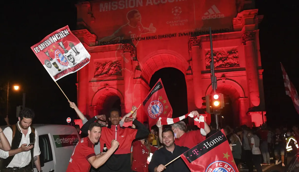 Pendukung Bayern Munchen merayakan kemenangan timnya meraih gelar juara Liga Champions setelah mengalahkan PSG pada final dimainkan di stadion Luz di Lisbon, Portugal di Munich, Jerman ,Minggu, (23/8/2020). Munchen menang 1-0 atas PSG.  (Felix H'rhager / DPA via AP)