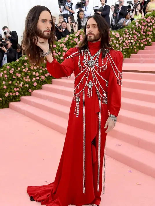 <p>Penampilan paling apik Jared Leto. Ini adalah penampilannya di Met Gala 2019. Foto: Vogue.</p>