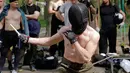 Seorang pemuda saat bertarung menggunakan pisau kayu dalam memperagakan keterampilan mereka di taman kota di Kiev, Ukraina (21/4). Pertarungan pisau kayu ini diikuti oleh pemuda berumur di atas 25 tahun. (AP Photo / Efrem Lukatsky)