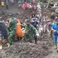 Tim SAR gabungan, sedang mengevakuasi korban banjir bandang di Kabupaten Ngada, Provinsi Nusa Tenggara Timur (NTT). (Foto Istimewa)