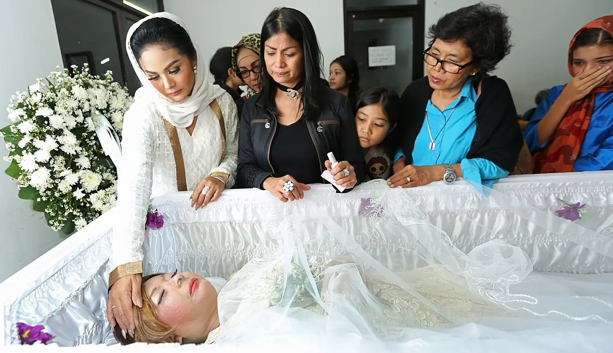 Tak sekedar itu, kedatangannya untuk melayat KD juga menyampaikan doa an harapan untuk Yana. Dengan rasa sedihnya, KD mengatakan dirinya sangat kehilangan sosok Yana Zein. (Bambang E.Ros/Bintang.com)