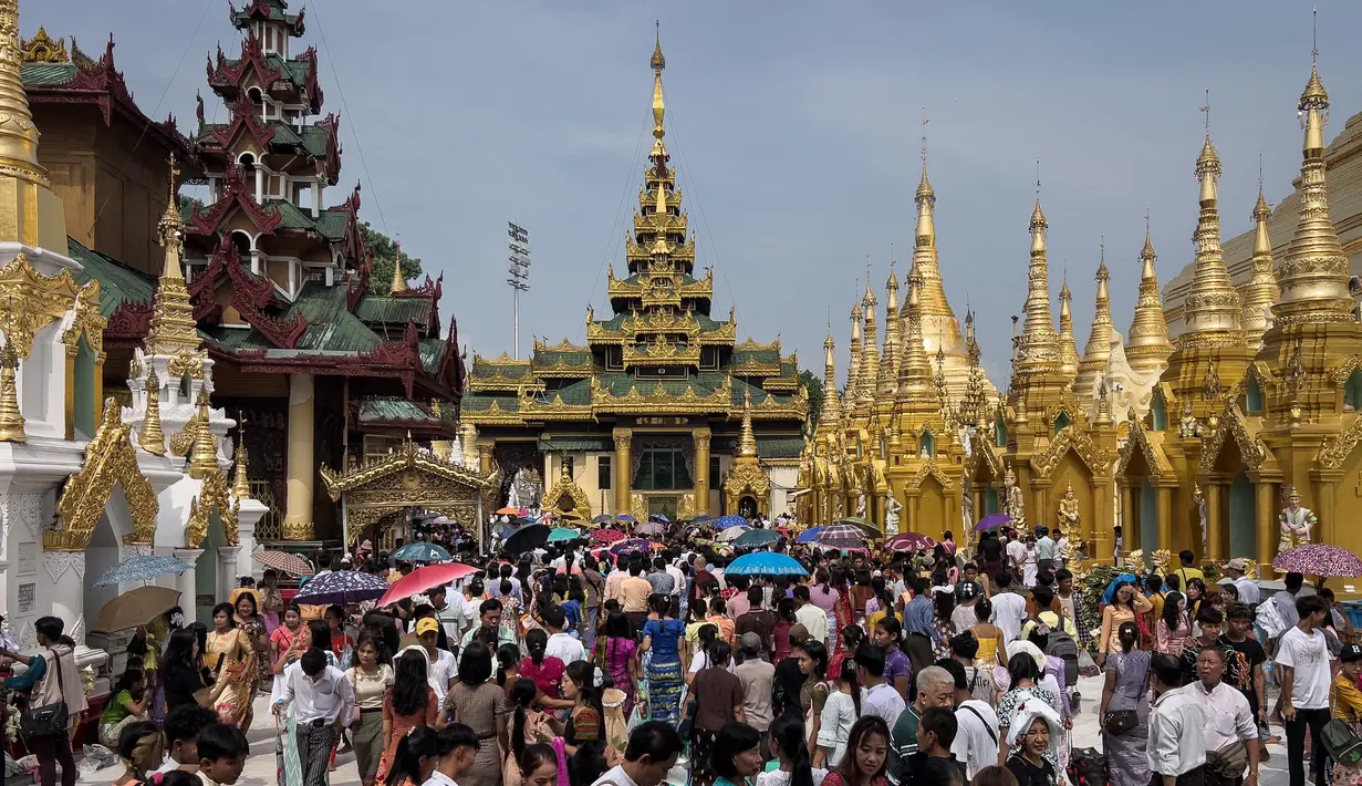 Di berbagai negara dengan mayoritas Buddha, Waisak dirayakan dengan berbagai tradisi, seperti prosesi, doa bersama, pemberian sedekah, dan festival lampion. (Sai Aung MAIN/AFP)
