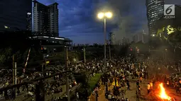 Massa aksi memadati Jalan Pejompongan, Jakarta, Senin (30/9/2019). Hingga saat ini, aparat kepolisian dibantu personel TNI terus mendorong dan membubarkan massa aksi hingga ke kawasan Slipi. (merdeka.com/Arie Basuki)