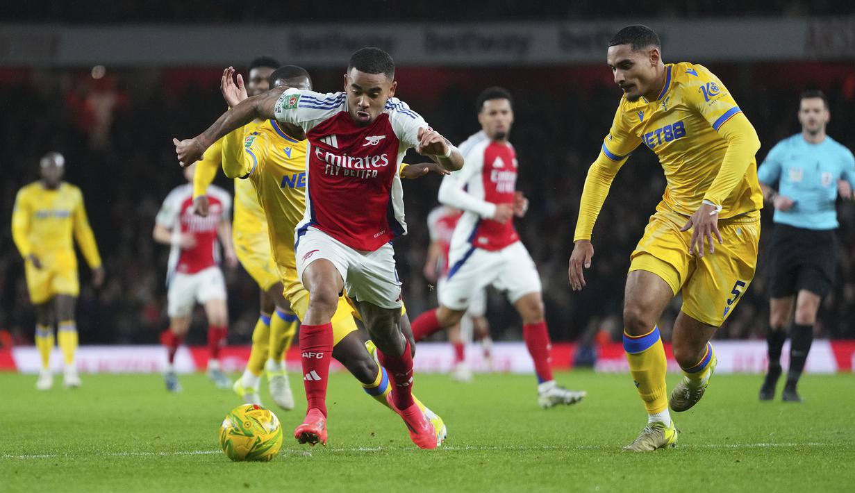 Pemain Arsenal, Gabriel Jesus menggiring bola melewati pemain Crystal Palace pada laga perempat final Carabao Cup 2024/2025 yang berlangsung di Emirates Stadium, London, Inggris, Kamis (19/12/2024) WIB. (AP Photo/Kirsty Wigglesworth)