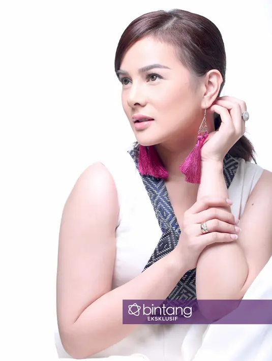 "Beresin rumah, nyuci baju, setrika, masak, ke pasar, ya banyak. Jadi kalau ditanya sibuk apa? Nyetrika," ujar Astrid Tiar sambil tertawa saat bertandang ke studio Bintang.com, Senin (9/11/2016). (Bambang E. Ros/Bintang.com)