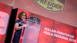 Programming Director SCM, Harsiwi Achmad memberikan sambutan dalam acara Malam Penutupan Piala Presiden 2025 di Studio 8 SCTV Tower, Senayan City, Minggu (12/04/2026) malam WIB. (Bola.com/Bagaskara Lazuardi)
