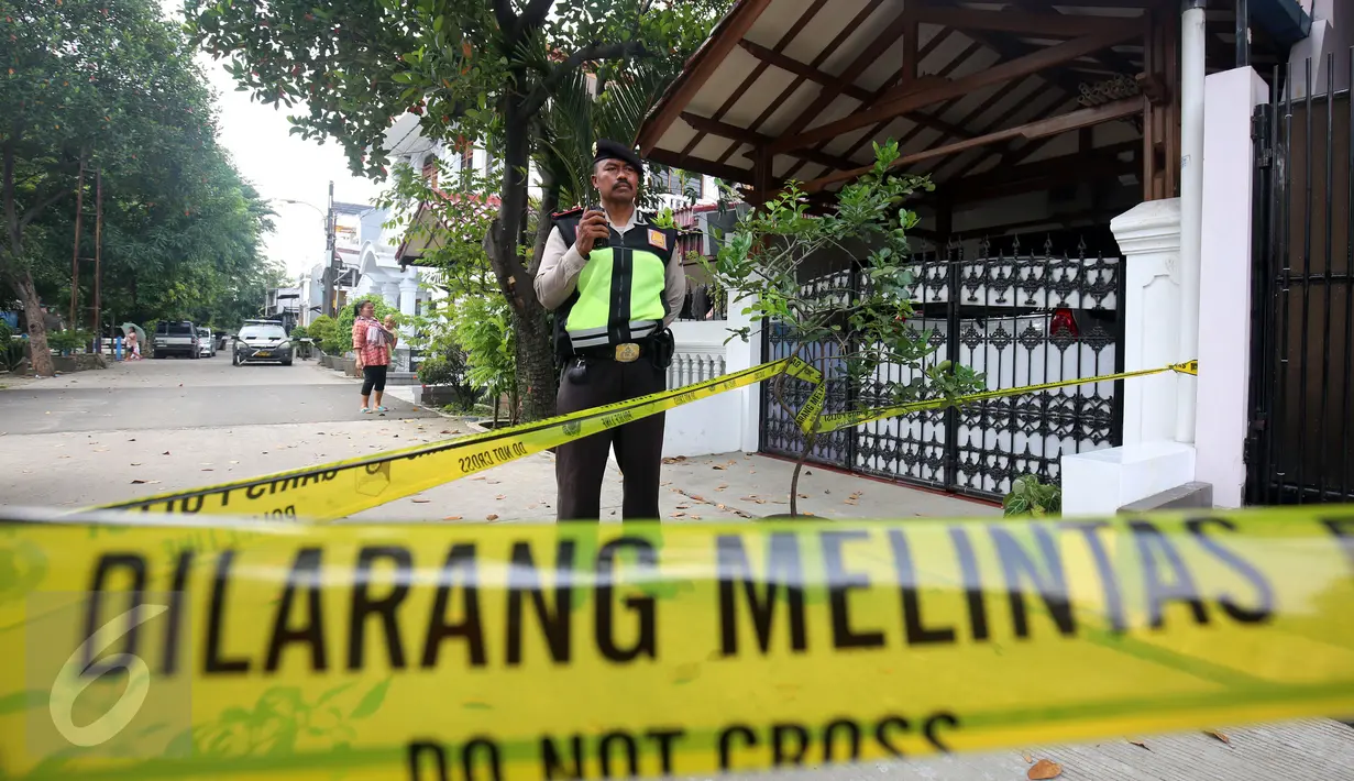 Polisi berdiri didekat lokasi Penyidik KPK Novel Baswedan diserang oleh orang tak dikenal, Jakarta, Selasa (11/4). Penyidik senior KPK tersebut menjadi korban penyiraman air keras saat pulang Salat Subuh. (Liputan6.com/JohanTallo)