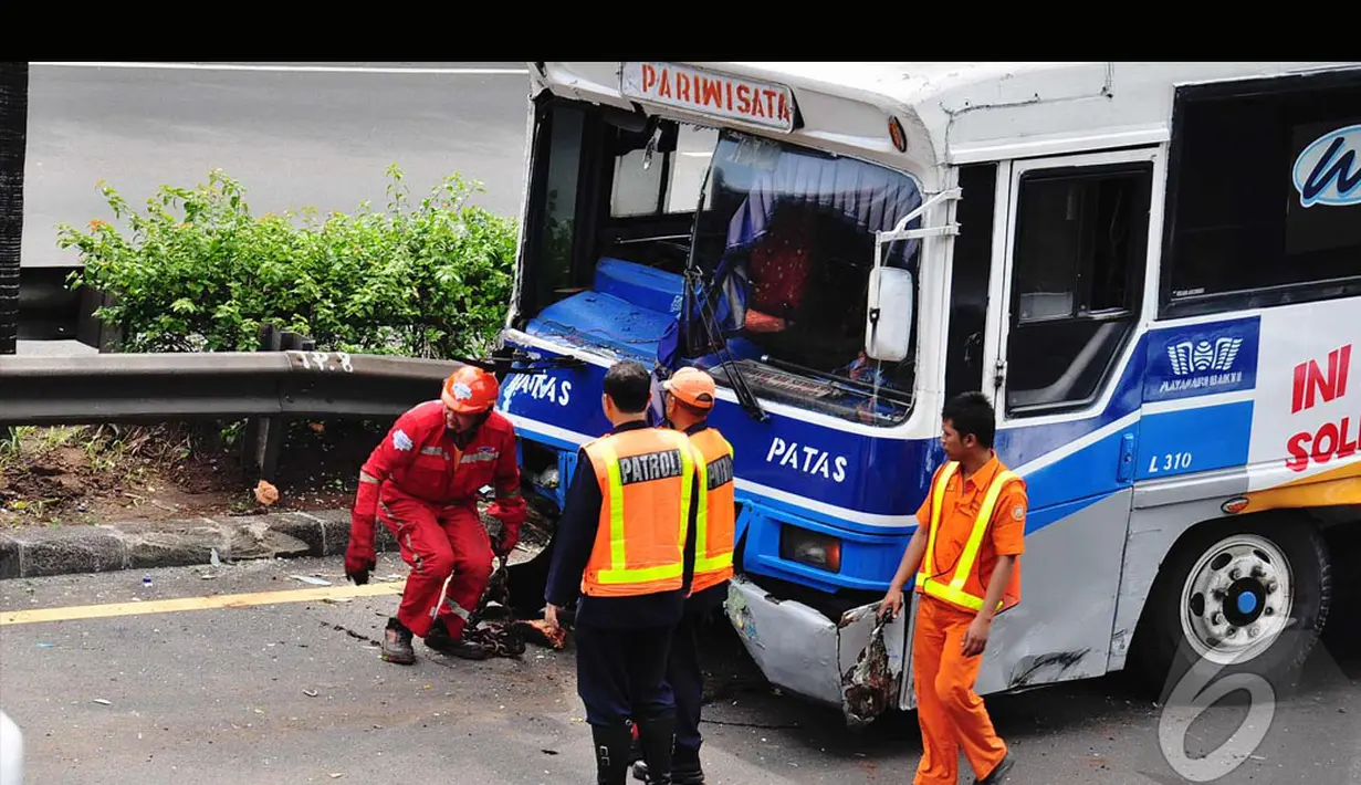 Dari keterangan yang didapat Liputan6.com ternyata kecelakaan tersebut terjadi karena sopir mengantuk saat mengendarai, Jakarta, Minggu (27/7/2014) (Liputan6.com/Faizal Fanani)