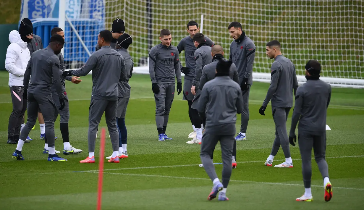Para pemain Paris Saint-Germain (PSG) ambil bagian dalam sesi latihan di tempat latihan klub Camp des Loges di Saint-Germain-en-Laye, Senin (6/12/2021). PSG akan melawan Club Brugge pada matchday terakhir fase grup Liga Champions, Rabu (8/12) dini hari. (FRANCK FIFE/AFP)