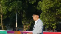 Gubernur Jawa Barat Ridwan Kamil memberikan pesan sambutan saat melaksanakan salat id di Lapangan Gasibu, Rabu (5/6/2019). (Huyogo Simbolon)