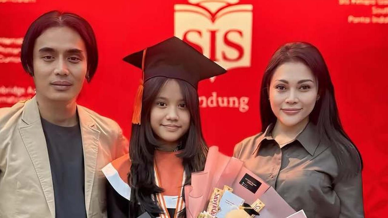 Potret Kebahagiaan Charly Van Houten dan Regina Dampingi Si Bungsu Wisuda Lulus SD, Tampilkan Momen Harmonis Keluarga