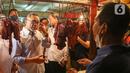Menteri Perdagangan Zulkifli Hasan berbincang dengan pedagang daging saat meninjau harga bahan pokok di Pasar Cibubur, Jakarta, Kamis (16/6/2022). Kunjungan tersebut dilakukan untuk melihat dan memantau langsung harga bahan pokok guna memastikan harga stabil menjelang Hari Raya Idul Adha 1443 Hijriah. (Liputan6.com/Herman Zakharia)