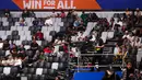 Seorang kameraman mengoperasikan kamera broadcast saat laga Piala Dunia FIBA 2023 antara Kanada melawan Lebanon di Indonesia Arena, Senayan, Jakarta, Minggu (27/08/2023). (Bola.com/Bagaskara Lazuardi)