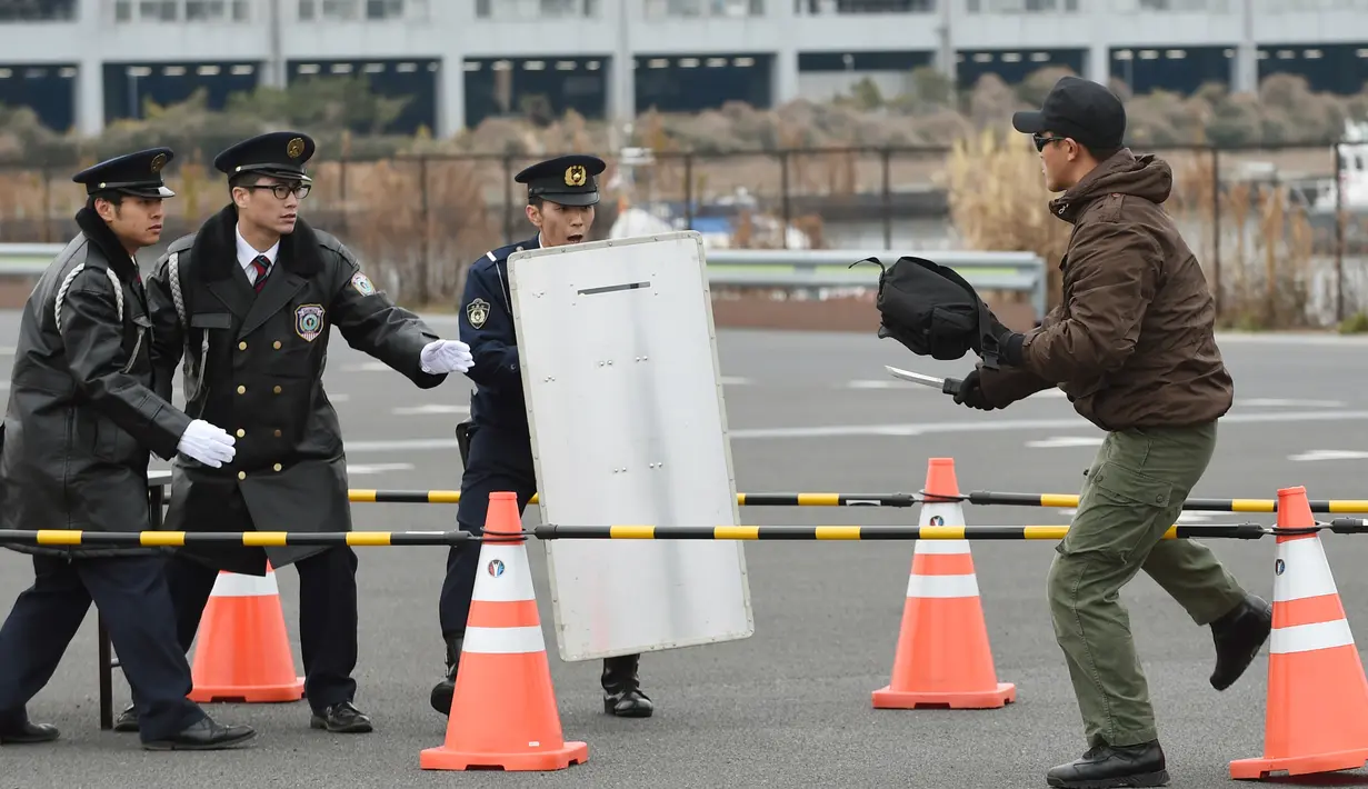 Suasana saat latihan penanggulangan anti terorisme di Tokyo, Jepang, Minggu (17/1). Latihan yang diikuti 400 petugas dari kepolisian dan keamanan ini untuk persiapan acara Tokyo maraton. (AFP/Toshifum Kitamura)