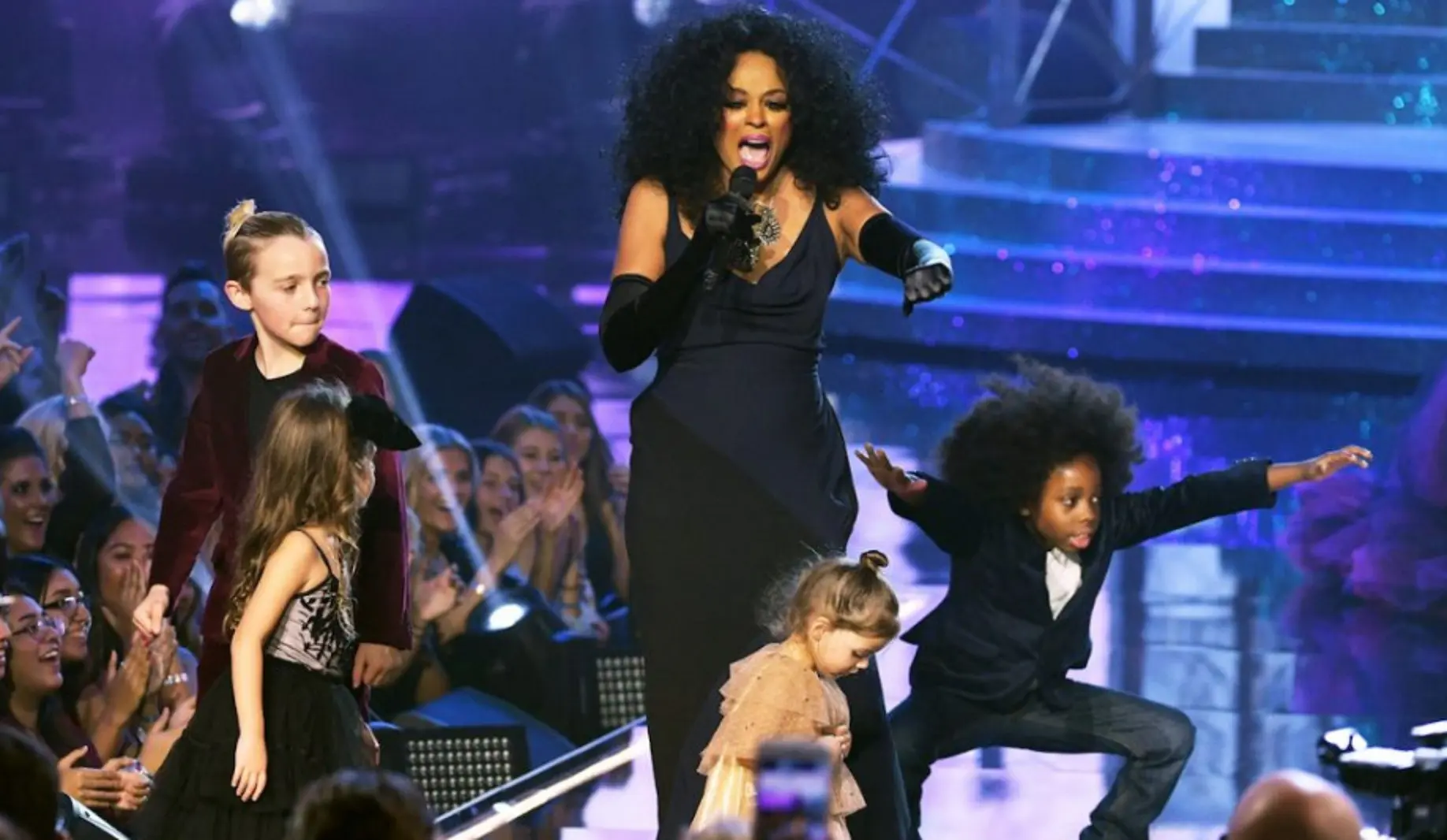 Dengan mengajak cucu-cucunya di atas panggung, Diana Ross tetap tampil memukau di panggung American Music Awards 2017 (E!) Event	