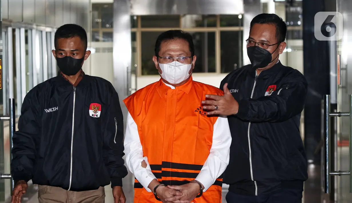 Mantan Sekretaris Mahkamah Agung (MA) Hasbi Hasan mengenakan rompi oranye usai diperiksa Komisi Pemberantasan Korupsi (KPK) di Gedung Merah Putih, Jakarta, Rabu (12/7/2023). KPK resmi menahan Hasbi Hasan (HH), tersangka kasus dugaan suap pengurusan perkara. (Liputan6.com/Angga Yuniar)