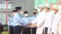 Sebanyak 857 warga binaan Lembaga Pemasyarakatan (Lapas) Kelas IIA Cikarang, Kabupaten Bekasi, Jawa Barat, menerima Remisi Khusus (RK) hari raya Idul Fitri 1443 H, Senin (2/05/2022). (Foto: Istimewa).