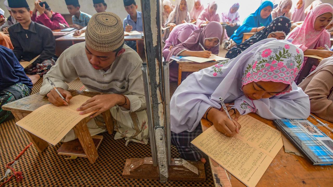 FOTO: Ramadan Menghidupkan Tradisi Kajian Kitab Kuning di Pesantren