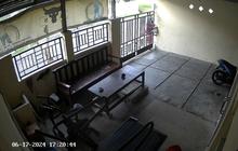 Wanita Ini Terekam Kamera Curi Daging Kurban yang Digantung dalam Pagar Warga Sidoarjo