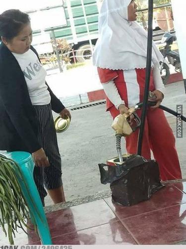 Wadah Nyeleneh Saat Isi Bensin di SPBU Ini Kocak Abis, Cuma Di Indonesia