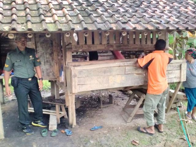 Kisah Keluarga Rohidin Yang Tinggal Di Kandang Kambing Akibat Longsor Regional Liputan6 Com