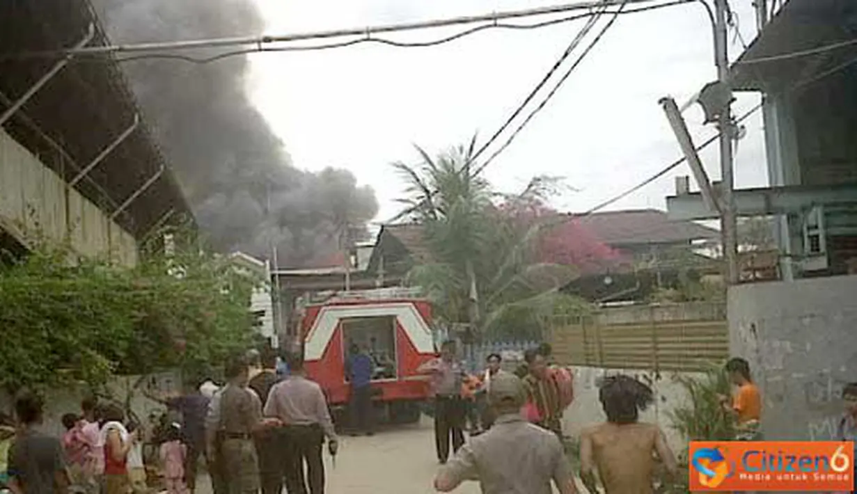 Citizen6, Jakarta: Mobil pemadam kebakaran telah berada di lokasi terjadinya kebakaran di teluk angke. (Pengirim: Alexander) 