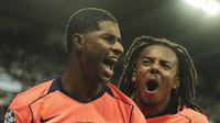 Marcus Rashford mencetak dua gol kemenangan Barcelona atas Newcastle United pada fase liga Liga Champions 2025/2026 di St's James Park, Jumat (19/9/2025). (AP/Jon Super)