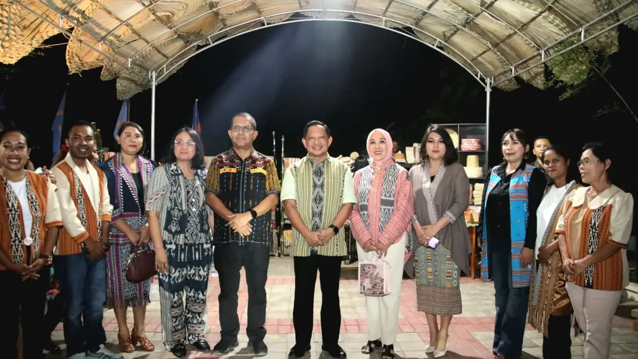 Mendagri saat mengikuti kegiatan "Exotic Tenun: Parade Tenun dan Fashion Show" di Pelataran Mal Pelayanan Publik Timor-Atambua, Kabupaten Belu, NTT. (Dok: Kemendagri)
