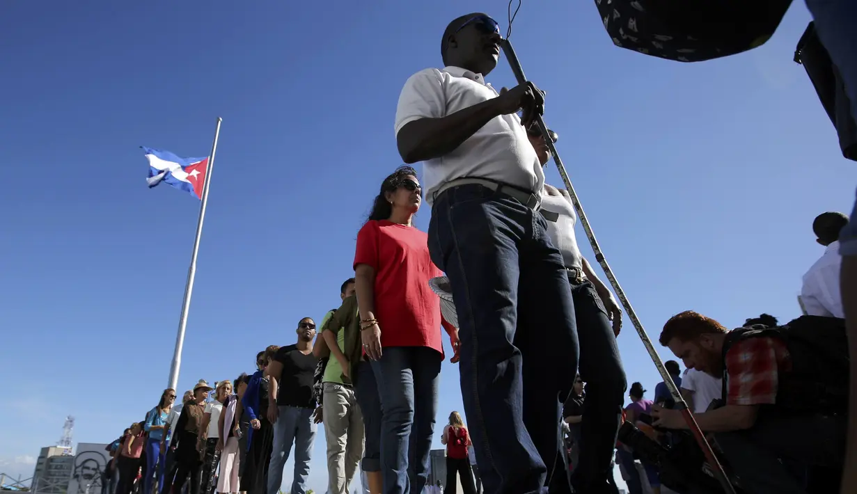 Antrean panjang warga Kuba untuk memberikan penghormatan kepada mendiang Fidel Castro di Lapangan Revolusi di Havana, Kuba, Senin (28/11). (REUTERS / Carlos Barria)