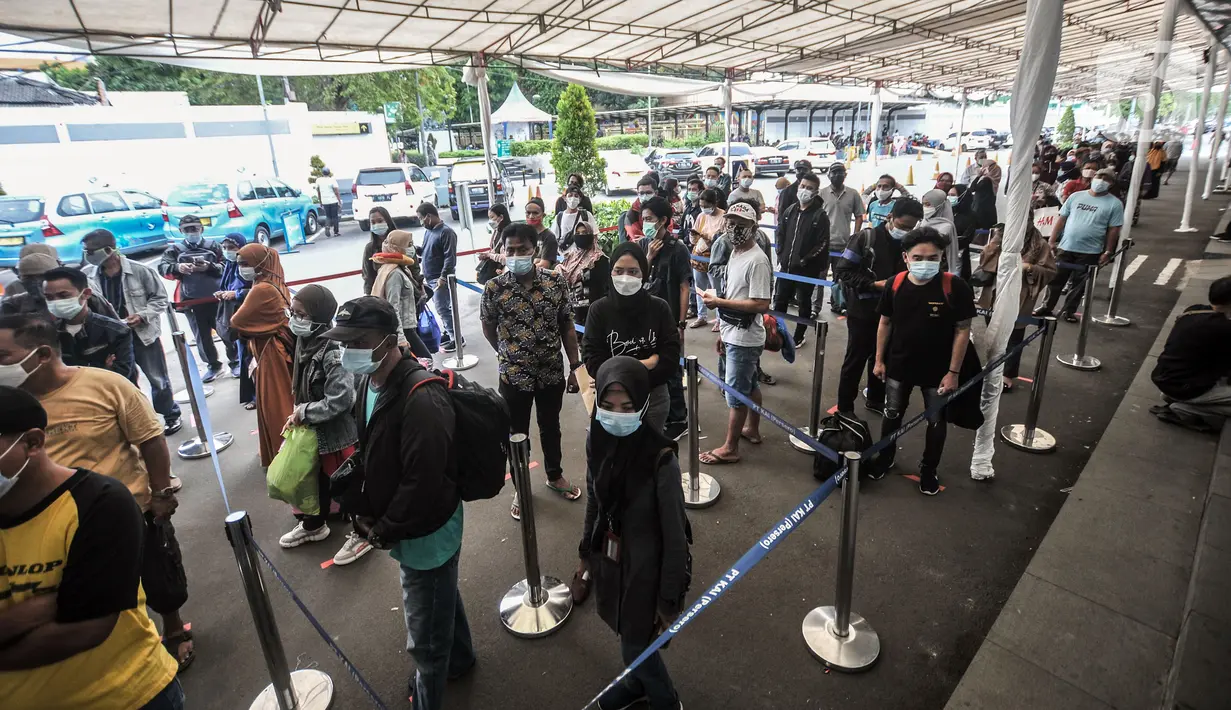 Antrean calon penumpang saat akan mengikuti tes Genose sebagai syarat utama perjalanan di masa pandemi COVID-19, Stasiun Pasar Senen, Jakarta, Senin (3/5/2021). PT KAI Daop I mencatat per 3 Mei 2021, ada 20 KA berangkat dari Stasiun Pasar Senen tujuan Jateng dan Jatim. (merdeka.com/Iqbal S. Nugroho)