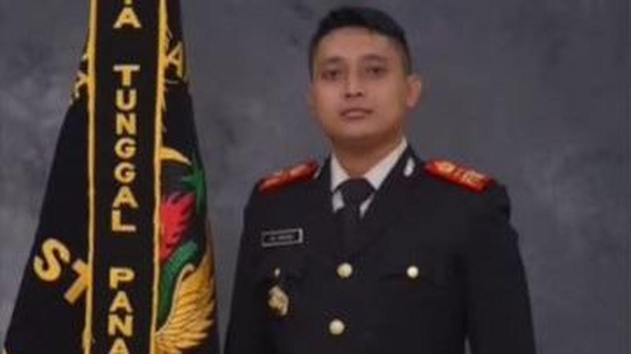 Perjuangan keras seorang anak penjual ayam hingga berhasil menjadi Perwira Polri mendapat banyak sorotan warganet. Kisahnya sempat beredar di media sosial karena latar belakang keluarganya tak menghalangi cita-citanya.