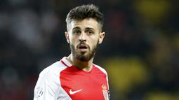 Gelandang AS Monaco, Bernardo Silva, saat pertandingan melawan Lille pada laga lanjutan Liga 1 di Stadion Louis II, Prancis, (14/05/2017). (EPA/Sebastien Nogier)