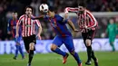 Penyerang Barcelona, Luis Suarez berusaha melewati pemain Athletic Bilbao saat pertandingan Piala Raja di Camp Nou, Barcelona, Kamis (12/1). Barcelona menang 3-1 atas Bilbao. (AP/Manu Fernandez)