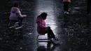 Anak-anak bermain ice skating di sungai yang membeku dekat pemukiman warga saat libur Tahun Baru di Beijing, China, 3 Januari 2022. (AP Photo/Andy Wong)