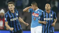 Gelandang Inter Milan, dem Ljajic (kiri) melakukan selebrasi usai mencetak gol kegawan Napoli pada lanjutan Liga Serie A di  San Paolo, Naples, Italia (30/11). Napoli menang atas Inter Milan dengan skorg 2-1. (REUTERS/Ciro De Luca)