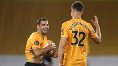 Bek Wolverhampton Wanderers, Jonny Otto, merayakan gol yang dicetaknya ke gawang Crystal Palace pada laga lanjutan Premier League di Molineux Stadium, Selasa (21/7/2020) dini hari WIB. Wolves menang 2-0 atas Crystal Palace. (AFP/Martin Rickett/pool)
