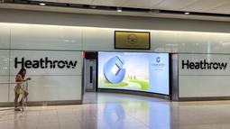 Seorang wisatawan terlihat berada di bandara Heathrow, di London,  Rabu (13/7/2022). Bandara Heathrow membatasi jumlah penumpang yang berangkat hingga 100.000 penumpang per hari pada periode musim panas ini, dari 12 Juli hingga 11 September. (AP Photo/Alberto Pezzali)